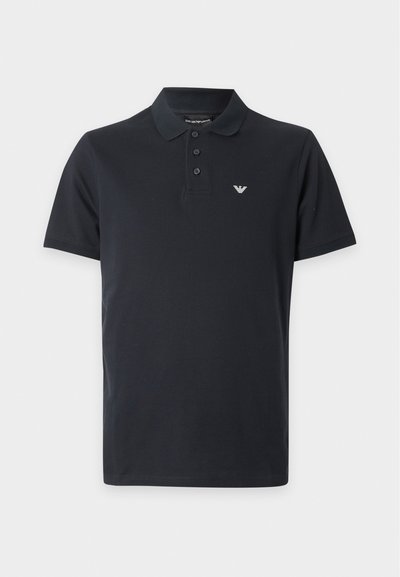 Polo noir à manches courtes avec col, trois boutons et petit logo blanc sur la poitrine gauche.