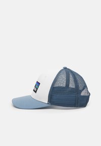 Patagonia P-6 LOGO TRUCKER HAT UNISEX - Boné - white/light plume grey