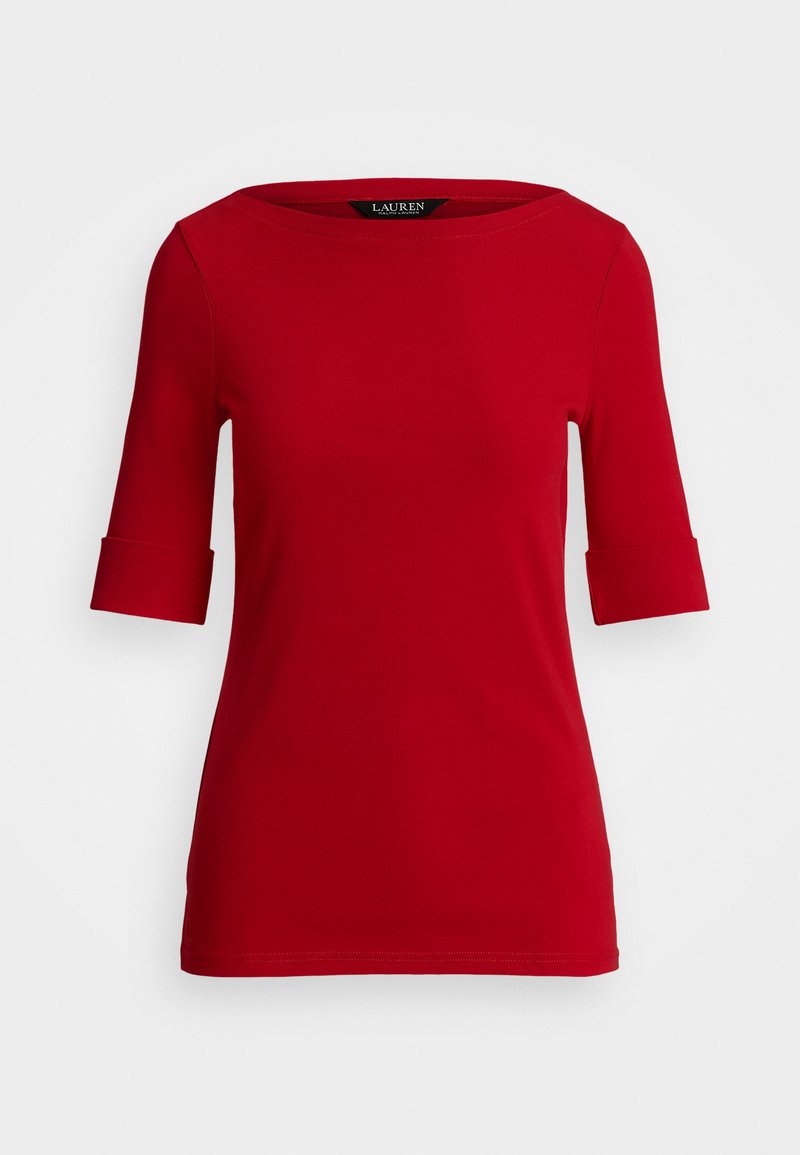 Rode shirt met een ronde hals en driekwartmouwen. Heeft opgerolde manchetten en een gladde stofstructuur.