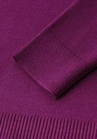 Pull en tricot violet avec une surface texturée et des poignets côtelés. Le tissu est lisse et lourd, soulignant la couleur riche et la qualité.