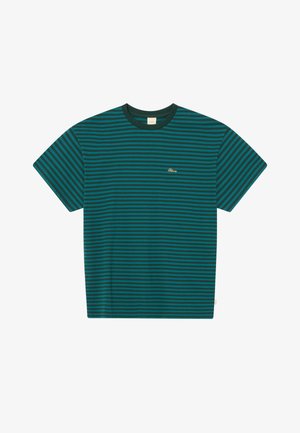 T-shirt met korte mouwen in donkergroen en teal met horizontale strepen en een klein geel logo geborduurd op de linkerborst.