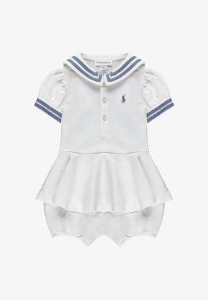 Tutina bianca per neonati con colletto da marinaio a righe blu, maniche a sbuffo, tre bottoni frontali e sovrapposizione a gonna svasata.