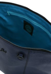 Borsa in pelle blu navy con superficie testurizzata, chiusura con zip e fodera blu brillante. Presenta un piccolo logo e una tasca interna con zip.