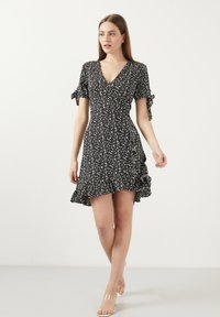 LELA FLORAL V NECK RUFFLE DETAIL MINI  - Freizeitkleid - black