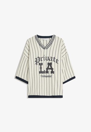 Biely pruhovaný oversized tričko s výstrihom do V, námorníckymi akcentmi a odvážnym čiernym textom "Private LA TOURNAMENT" potlačeným na prednej strane.