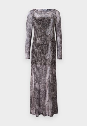 Langärmliges, bodenlanges Kleid im Schlangenprint-Design; verfügt über durchsichtigen Stoff in Grautönen und Schwarz, mit einem quadratischen Ausschnitt.