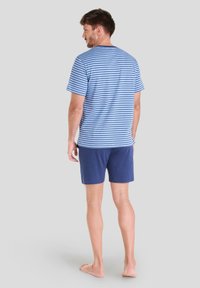 Pijamas para hombre: parte superior de rayas azules de manga corta, pantalones cortos azul marino, material de algodón, corte relajado, diseño sencillo, textura suave.