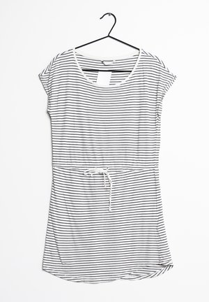 Raidallinen mekko valkoisessa ja mustassa, valmistettu pehmeästä kankaasta. Siinä on lyhyet hihat, kiristysnauhallinen vyötärö ja kaareva helma.