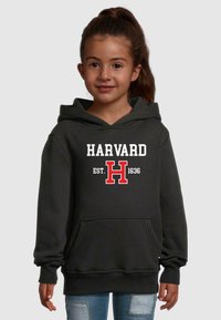 Felpa nera con cappuccio caratterizzata da "HARVARD EST. 1636" in testo bianco e rosso, tasca a marsupio e polsini a costine. Tessuto morbido.