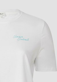 Witte katoenen t-shirt met korte mouwen en een ronde hals. "Summer Cocktails" is in lichtblauwe schrift op de voorkant gedrukt.