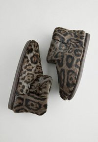 Papuci din blană cu imprimeu leopard, cu o textură moale, formă rotundă și o talpă gri solidă. Prezintă un design pufos și confortabil pentru un plus de confort.