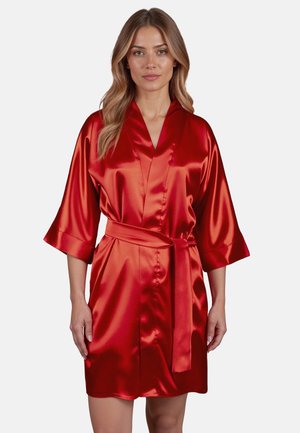Rode satijnen ochtendjas met een kimono-stijl decolleté en brede mouwen, voorzien van een strikceintuur in de taille en een gladde, glanzende textuur.