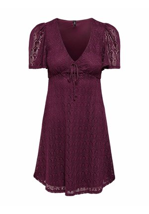 Robe courte en dentelle violette avec manches courtes, col en V, manches bouffantes et un détail noué au niveau de la poitrine, avec une jupe évasée.