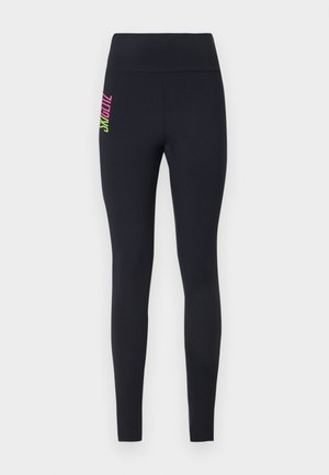 Leggings negre din material elastic, cu un talie înaltă și branding vertical colorat pe șoldul stâng, în nuanțe de roz și verde.