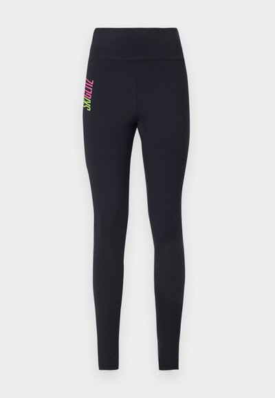 Fekete leggings, rugalmas anyagból, magas derekú, színes függőleges logóval a bal csípőn, rózsaszín és zöld színekben.