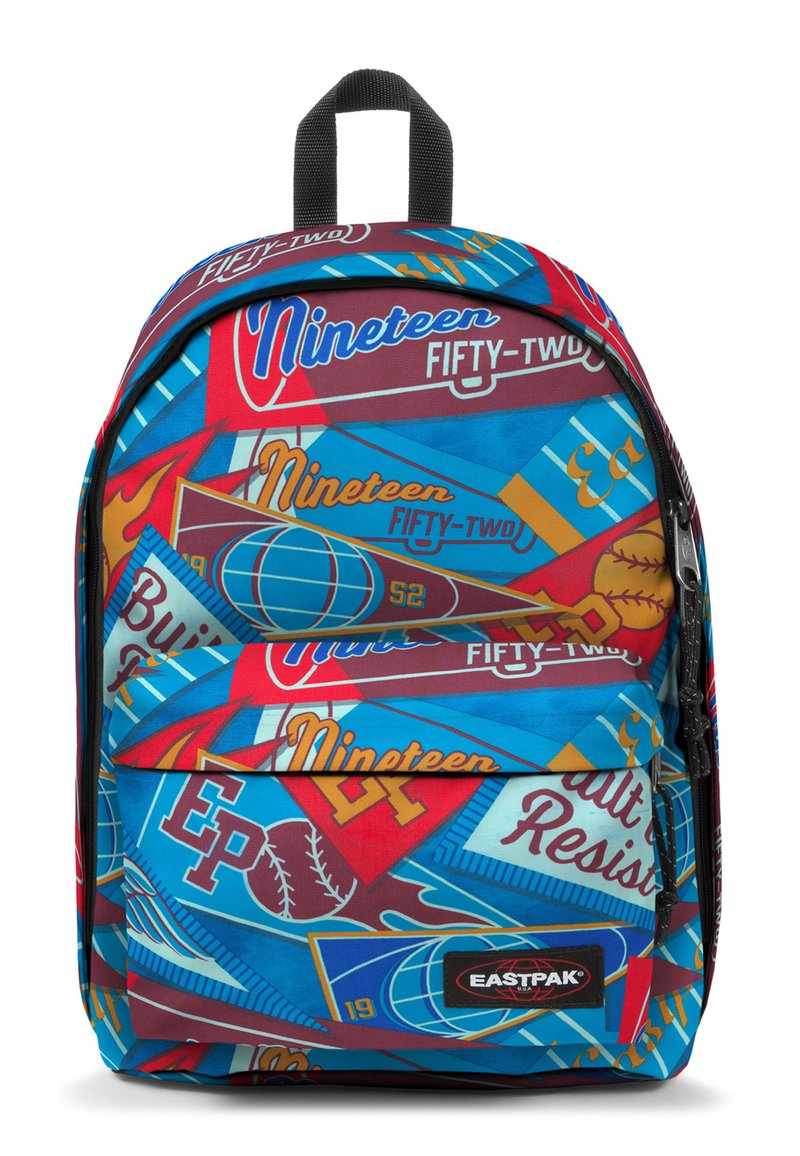 Ryggsäck med flerfärgade fanor och sportgrafik, inklusive orden "Nittiofem" och en baseballdesign.