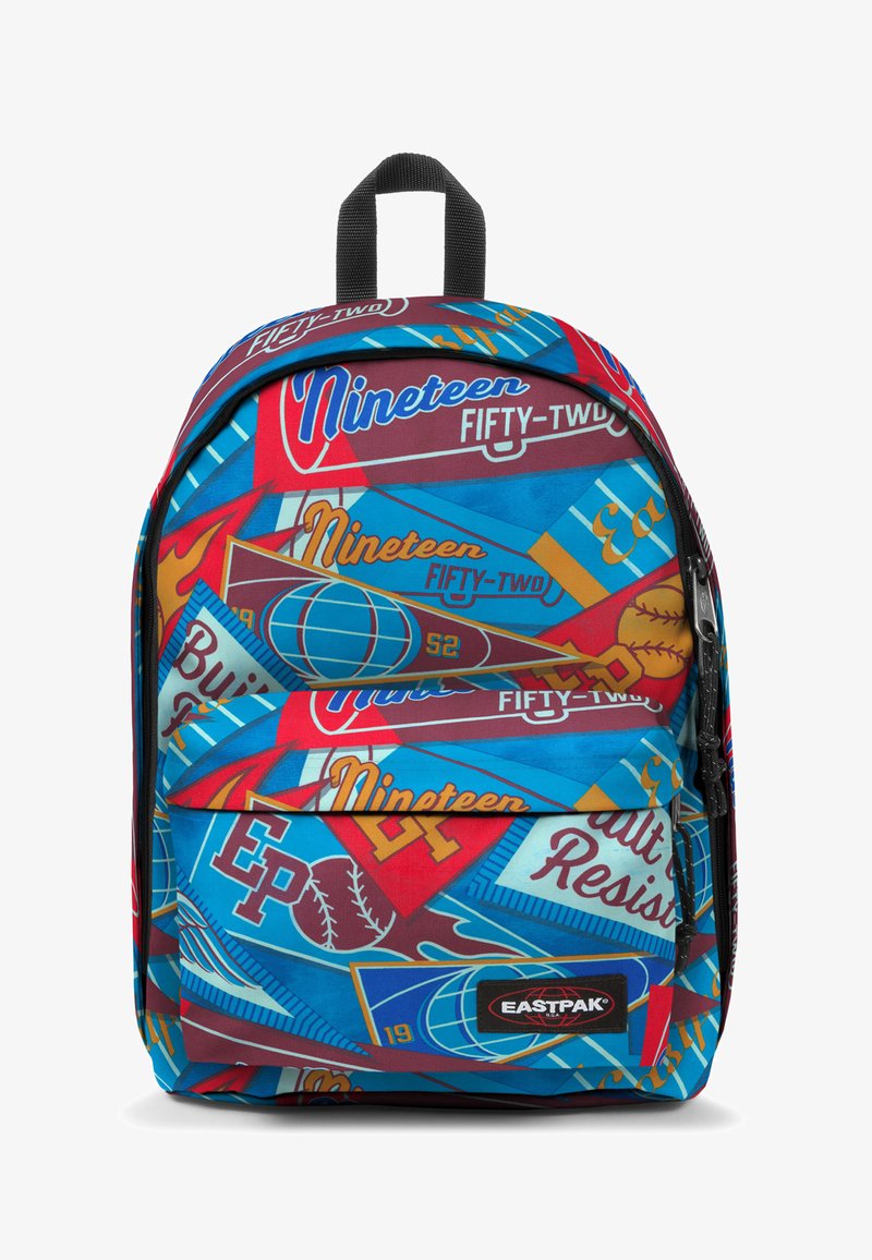 Ryggsäck med flerfärgade fanor och sportgrafik, inklusive orden "Nittiofem" och en baseballdesign.