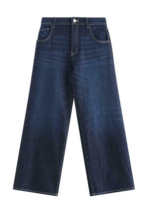 Szersze dżinsy o ciemnoniebieskim kolorze z przodu z kieszeniami, szlufkami na pasek i zapięciem na guzik, prezentowane na białym tle.