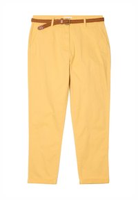 Pantalon en coton jaune avec une ceinture tissée marron, jambes fuselées, poches latérales et ourlet net. Texture lisse sans motifs.