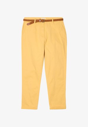 Pantalones de algodón amarillos con un cinturón trenzado marrón, pierna estrecha, bolsillos laterales y dobladillo limpio. Textura suave sin patrones.