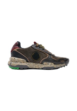 Deportiva bassa con parte superior de ante y cuero marrón, cordones multicolor, suela beige texturizada y detalles verdes sobre fondo blanco.