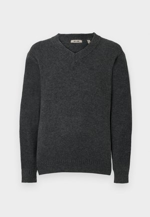 Tamno sivi pulover s V-izrezom, dugim rukavima, rebrastim manžetama i donjim rubom, izrađen od mekog teksturiranog materijala od vune i sintetike.