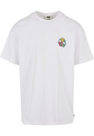 Hvid bomulds t-shirt med rund hals, prydet med et farverigt grafisk mærke af en sol og skyer på venstre brystområde.