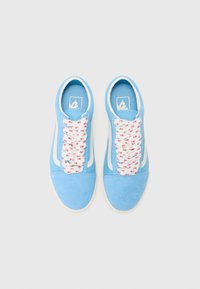 Sneakers de camurça azul-claro com riscas brancas nas laterais. Apresentam cordões com padrão floral sobre um fundo branco. Textura suave e design de bico arredondado.