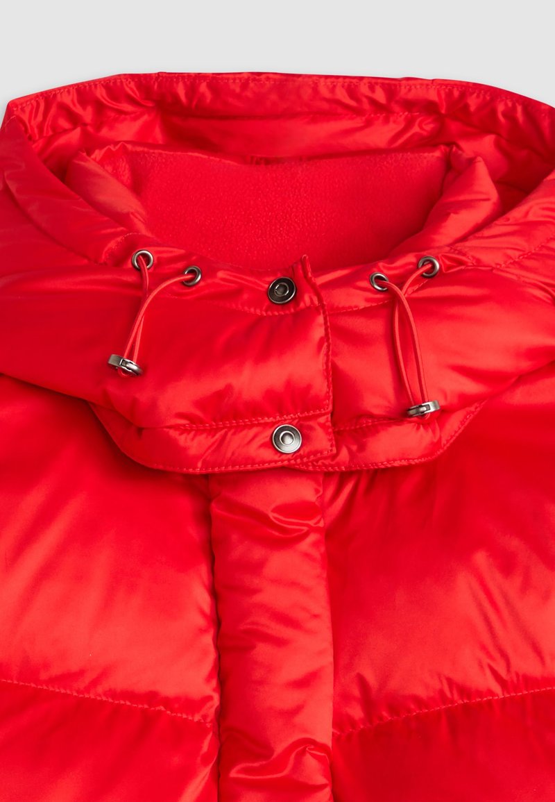 Rote Daunenjacke mit hohem Kragen, verstellbarem Kapuzenschnürzug, Druckknöpfen und glatter, glänzender Stofftextur.