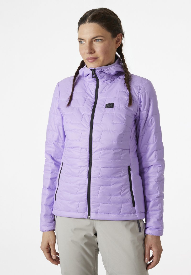 Chaqueta acolchada ligera de color púrpura con cremallera frontal, cuello alto, patrón de acolchado horizontal y bolsillos laterales.
