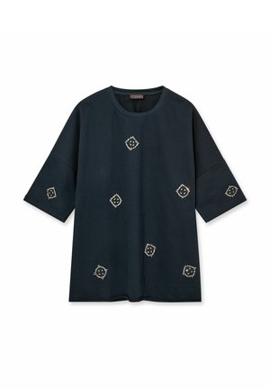 Must musta ülegabariidiline lühikeste varrukatega T-särk ümmarguse kaelusega, kaunistatud hajutatud väikeste teemantkujuliste kivikogumitega.