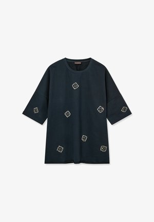 Czarny, oversize'owy t-shirt z krótkim rękawem i okrągłym dekoltem, ozdobiony rozproszonymi małymi klastrami cyrkonii w kształcie rombu.