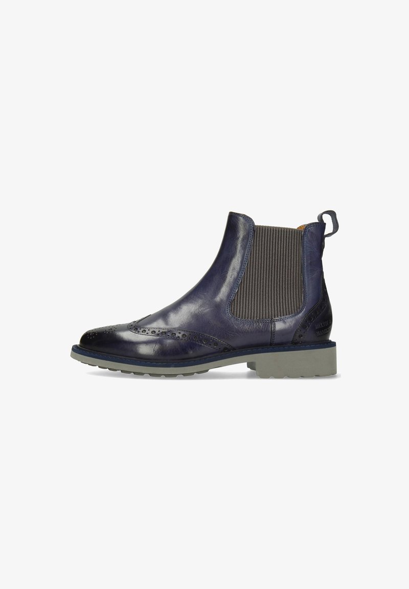 Botte Chelsea en cuir bleu marine avec détails brogués, panneaux latéraux élastiques, languette de tirage et semelle en caoutchouc grise.