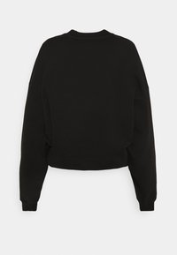 Svart långärmad croppad sweatshirt med ribbade mudd och halsringning, uppvisad platt mot en vit bakgrund.