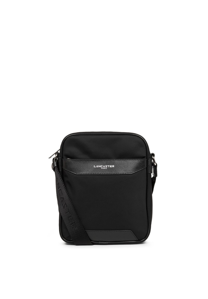 Sacoche en tissu noir avec une texture lisse, équipée d'une fermeture zippée, d'une poche avant et d'une bandoulière réglable, estampillée "Lancaster Paris."