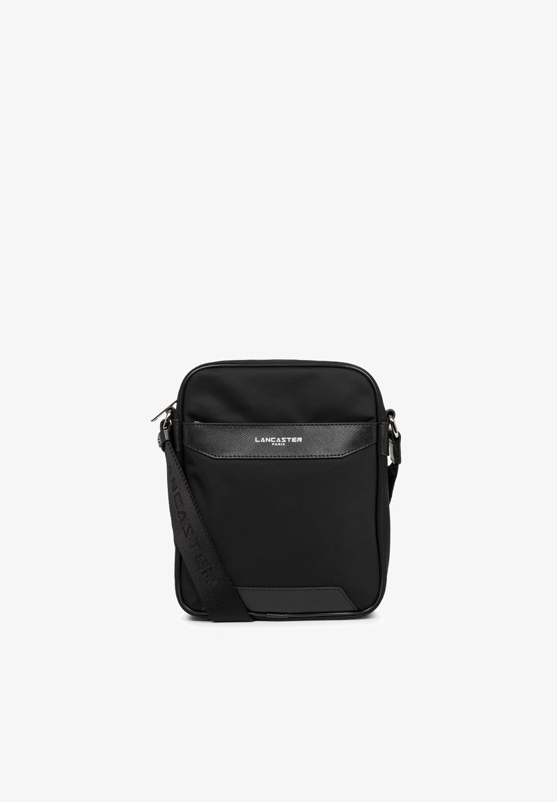 Sacoche en tissu noir avec une texture lisse, équipée d'une fermeture zippée, d'une poche avant et d'une bandoulière réglable, estampillée "Lancaster Paris."