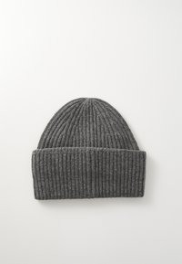 Beanie gris tricoté avec une texture côtelée, présentant un design à revers. Le matériau semble doux et extensible pour un port confortable.
