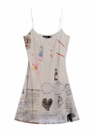 Robe à bretelles en tissu blanc transparent présentant des imprimés graphiques mélangés, des croquis et du texte. Coupe ample, design longueur genou avec une forme fluide.