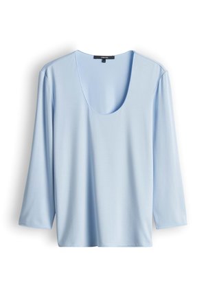 Hellblaue Bluse mit langen Ärmeln und tiefem Rundhalsausschnitt aus glattem Stoff, flach auf einem weißen Hintergrund liegend dargestellt.