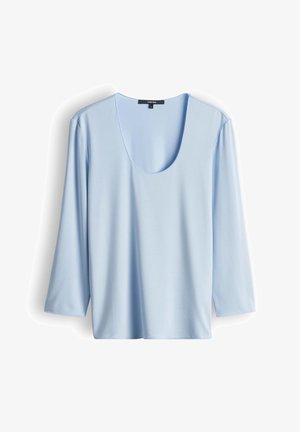 Hellblaue Bluse mit langen Ärmeln und tiefem Rundhalsausschnitt aus glattem Stoff, flach auf einem weißen Hintergrund liegend dargestellt.