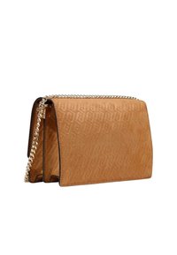 Sac à bandoulière en cuir couleur tabac avec un motif embossé, doté d'une bandoulière chaîne et d'une forme rectangulaire à surface lisse.