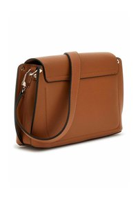 Sac à main en cuir marron avec un design structuré, doté d'une bordure noire, d'une bandoulière réglable et d'accents en métal argenté. Fini texturé.