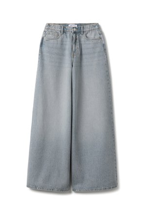 Jeans in denim azzurro chiaro a gamba larga con vita elastica, bottone frontale e tasche, stesi su uno sfondo bianco.