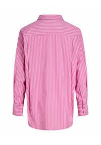 Lyserød stribede langærmede skjorte med klassisk krave, knapmanchetter og lige pasform. Har smalle hvide striber overalt.