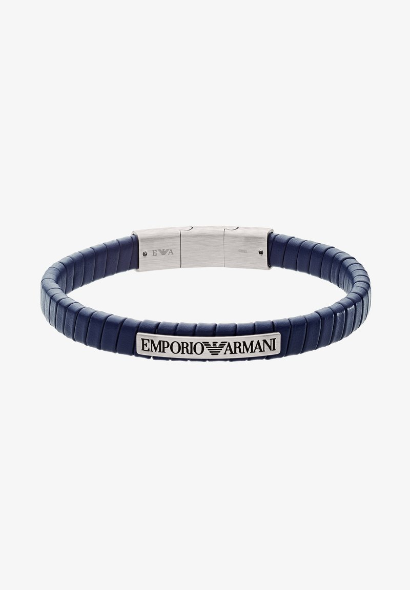 Dunkelblaues Lederarmband mit strukturierter Oberfläche, ausgestattet mit einem silbernen Edelstahlverschluss und einer "Emporio Armani"-Logoplatte.