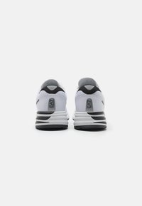 EA7 Emporio Armani CRUSHER DISTANCE UNISEX - Tenisky - white/black
