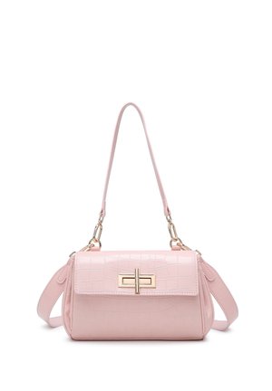 Sac à main rectangulaire rose clair embossé croco avec fermeture à tour dorée et bandoulière amovible sur fond blanc.