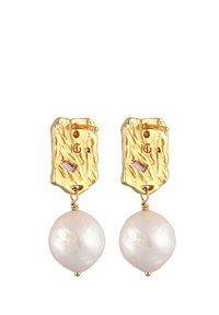 Guldörhängen med en texturerad yta, prydda med en rosa ädelsten och en stor, slät, vit pärla hängande nedanför.