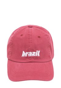 Červená bavlnená baseballová čiapka s vyšitým textom "brazil" v bielej farbe. Má nastaviteľný remienok a šesťpanelový dizajn s ventilačnými otvormi.