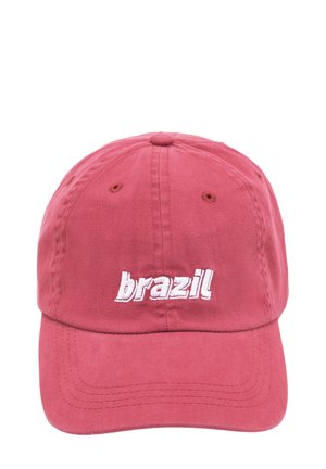 Červená bavlnená baseballová čiapka s vyšitým textom "brazil" v bielej farbe. Má nastaviteľný remienok a šesťpanelový dizajn s ventilačnými otvormi.